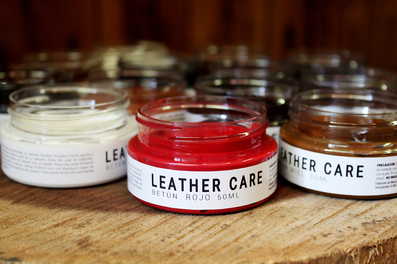 BETÚN & CREMA AUTOBRILLANTE LEATHER CARE